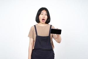 montrant des applications ou des publicités sur un smartphone à écran blanc d'une belle femme asiatique isolée sur fond blanc photo