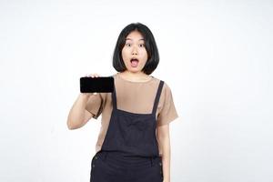 montrant des applications ou des publicités sur un smartphone à écran blanc d'une belle femme asiatique isolée sur fond blanc photo