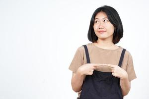 pensée et geste curieux d'une belle femme asiatique isolée sur fond blanc photo