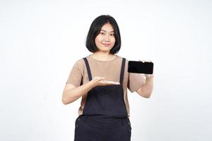 montrant des applications ou des publicités sur un smartphone à écran blanc d'une belle femme asiatique isolée sur fond blanc photo