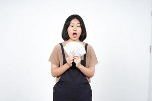 holding indonésie nouveau billet de belle femme asiatique isolé sur fond blanc photo