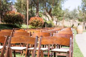 rangées de chaises d'événement en bois au résumé du lieu de mariage. photo