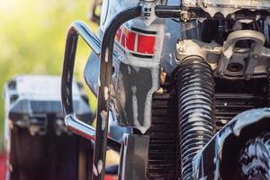 le processus de lavage d'une moto par une journée ensoleillée. moto humide de classe enduro. photo