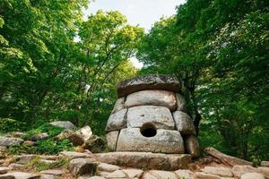 ancien dolmen rond composé dans la vallée de la rivière jean, monument d'archéologie structure mégalithique. photo