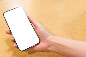 nouveau modèle de smartphone avec écran d'affichage complet dans la main droite de la femme. gros plan main tenant un smartphone noir avec écran blanc. photo