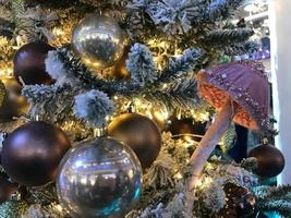 Arbre de Noël décoré de boules dorées et bleues jouets sur un arrière-plan féerique flou, pétillant et fabuleux avec un beau bokeh, espace de copie photo