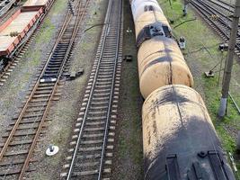 vue de dessus de différents wagons et réservoirs de chemin de fer sur un chemin de fer industriel avec des rails pour le transport de marchandises et une logistique moderne améliorée photo