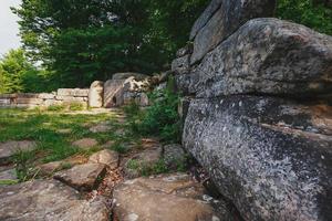 ancien dolmen de tuiles dans la vallée de la rivière jean. monument d'archéologie structure mégalithique