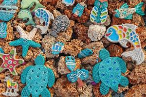jouets en céramique bleue du mauvais œil sous la forme de différents coraux animaux. photo