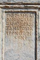 plaque de pierre avec des inscriptions dans l'ancienne ville hierapolis photo