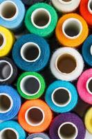 bobines colorées de fil à coudre. fil de couleur pour la couture photo