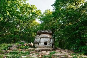 ancien dolmen rond composé dans la vallée de la rivière jean, monument d'archéologie structure mégalithique. photo