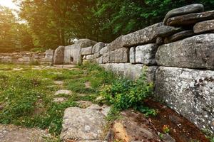 ancien dolmen de tuiles dans la vallée de la rivière jean. monument d'archéologie structure mégalithique photo