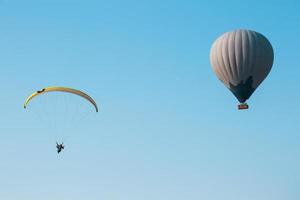 ballon et parapente monte contre le ciel bleu. photo