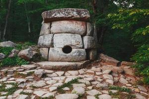 ancien dolmen rond composé dans la vallée de la rivière jean, monument d'archéologie structure mégalithique. photo