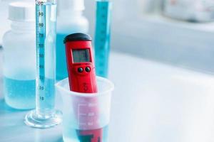 analyse de la qualité de l'eau dans un laboratoire de chimie, un appareil de mesure du ph avec un équipement en verre photo