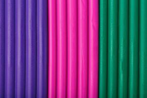 argile molle à partir de briquettes de violet, magenta et vert pour le modelage. matériel coloré en plastique pour l'éducation artistique des enfants. photo