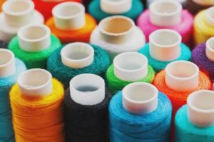 bobines colorées de fil à coudre. fil de couleur pour la couture photo