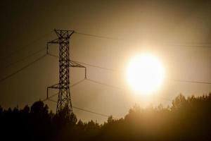 la lumière du soleil et les lignes électriques photo