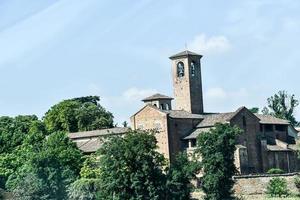 église sur une colline photo