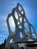 structure en béton blanc moderne abstraite inhabituelle de lignes et de trous, bâtiment, maison. architecture insolite. géorgie, batoumi, 17 avril 2019 photo