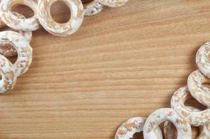 bagels glacés sur table en bois photo