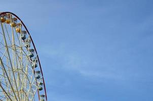 grande roue de divertissement contre le ciel bleu clair photo