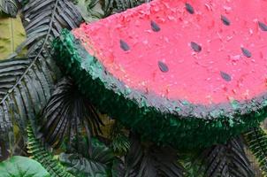 motif tropical avec des feuilles de jungle et un fond floral de fruits de pastèque photo