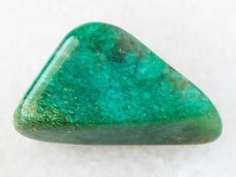 pierre gemme polie de mica de chrome de fuchsite sur le blanc photo