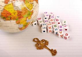 globe, clé et cube lettres de l'alphabet photo