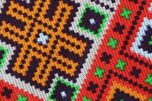 motif de broderie tricoté d'art populaire ukrainien traditionnel sur tissu textile photo