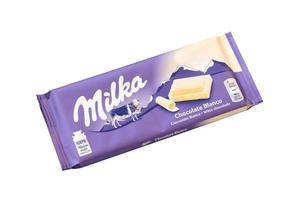 ternopil, ukraine - 20 juin 2022 barre de chocolat blanc milka. milka est une marque suisse de confiserie chocolatée fabriquée par la société mondelez international photo