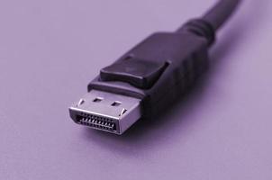 Connecteur DisplayPort mâle 20 broches plaqué or pour une connexion sans faille sur fond violet photo
