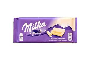 ternopil, ukraine - 20 juin 2022 barre de chocolat blanc milka. milka est une marque suisse de confiserie chocolatée fabriquée par la société mondelez international photo