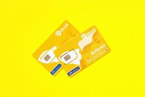 ternopil, ukraine - 5 juillet 2022 lifecell nouvelle carte sim avec contrat gratuit sur fond jaune. lifecell est un opérateur ukrainien de réseau de téléphonie mobile et un fournisseur de connexion sans fil photo