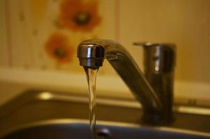 robinet d'eau dans l'évier de la cuisine photo