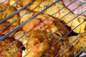 cuisses de poulet marinées sur un barbecue au charbon de bois photo