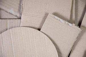 arrière-plan de textures de papier empilé prêt à recycler. un paquet de vieux cartons de bureau pour le recyclage des vieux papiers. tas de vieux papiers photo