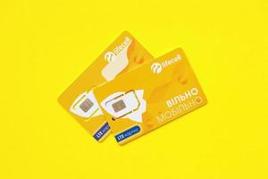 ternopil, ukraine - 5 juillet 2022 lifecell nouvelle carte sim avec contrat gratuit sur fond jaune. lifecell est un opérateur ukrainien de réseau de téléphonie mobile et un fournisseur de connexion sans fil photo