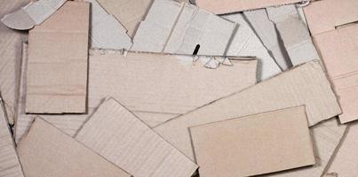 arrière-plan de textures de papier empilé prêt à recycler. un paquet de vieux cartons de bureau pour le recyclage des vieux papiers. tas de vieux papiers photo