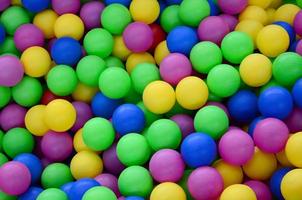 piscine pour s'amuser et sauter dans des boules en plastique colorées photo