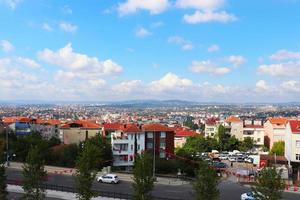 photo d'un quartier résidentiel à istanbul avec des maisons et des collines à l'horizon