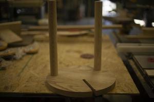 chaise dans l'atelier du bois. fabrication de meubles. chaise en bois. photo