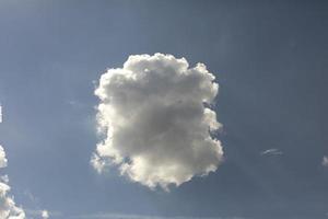 nuage blanc dans le ciel bleu. pression atmosphérique. ciel d'été. photo