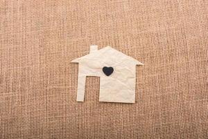 forme de coeur sur la forme de la maison découpée dans du papier photo