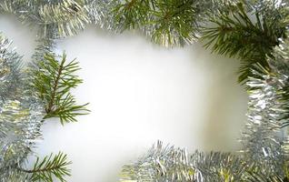 fond de noël. branches d'arbres de Noël, guirlandes photo