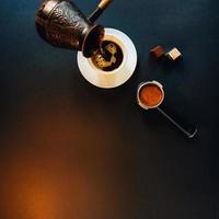 café savoureux sur la table noire avec du chocolat. photo