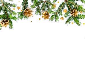 carte de Noël. fond de noël avec des pommes de pin, des branches, des jouets en or. photo