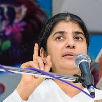 new delhi, inde, 16 octobre 2022 - bk shivani pendant la séance de méditation, shivani verma, mieux connu sous le nom de bk shivani, est un enseignant du mouvement spirituel de yoga et de méditation brahma kumaris de l'inde photo