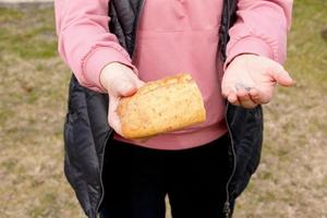 dernier argent pour le pain. pain dans la main d'une femme d'âge moyen. le concept de la crise alimentaire mondiale associée à la guerre en ukraine photo